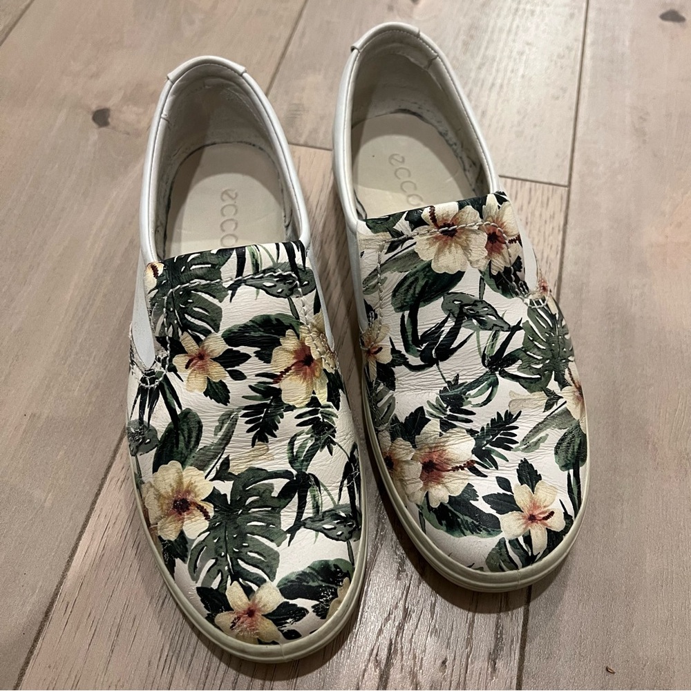 Ecco Women’s Wide 8.5 Hibiscus Shoes